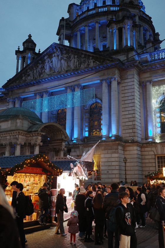 Belfast: Illuminated City Hall above market