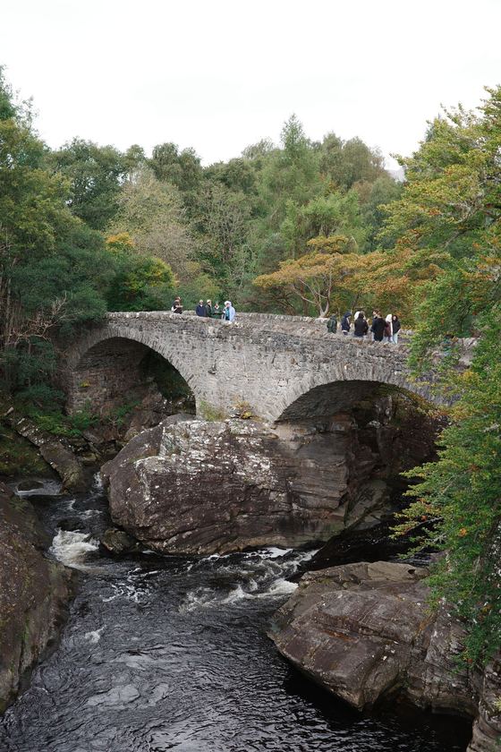 Fort Augustus: Stone bridge above rocky stream