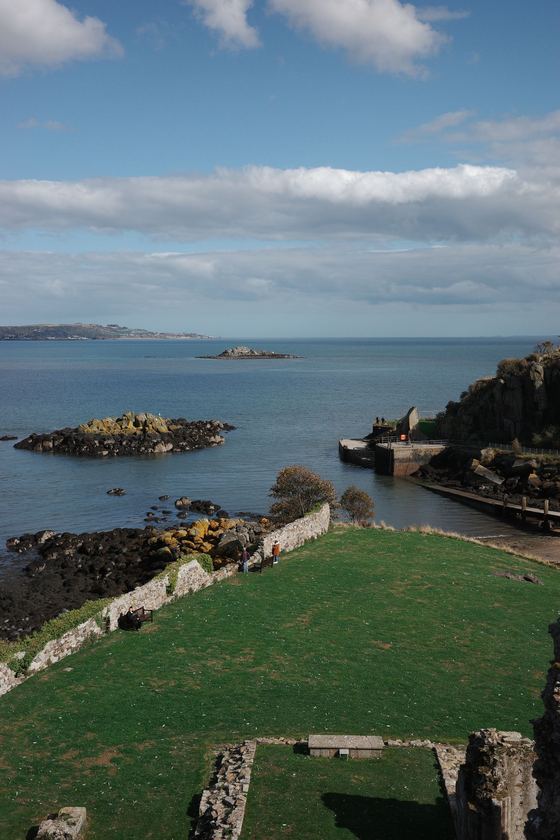 Inchcolm Island: Elevated view over island shore