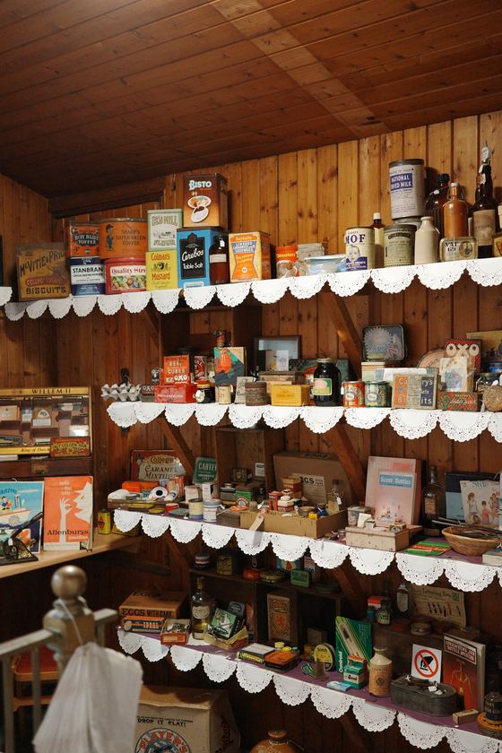 Alford Heritage Museum: Orderly shelves of vintage goods