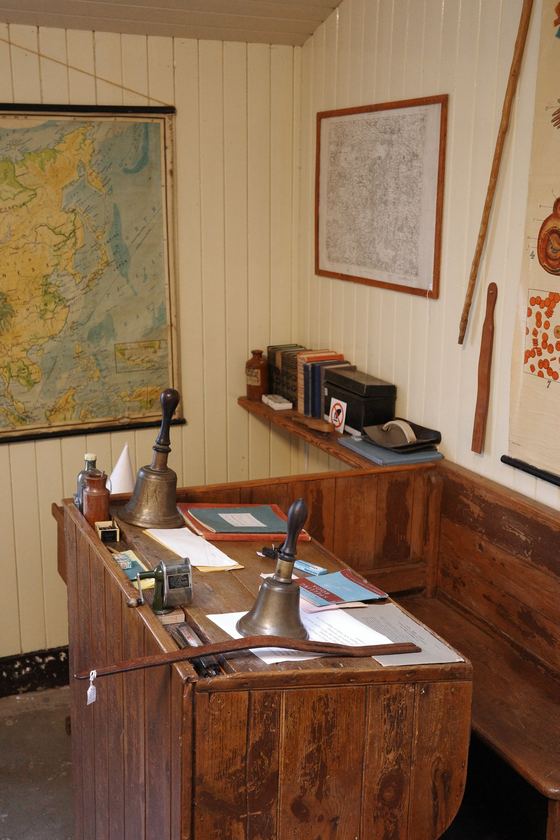Alford Heritage Museum: Old classroom with wooden desks