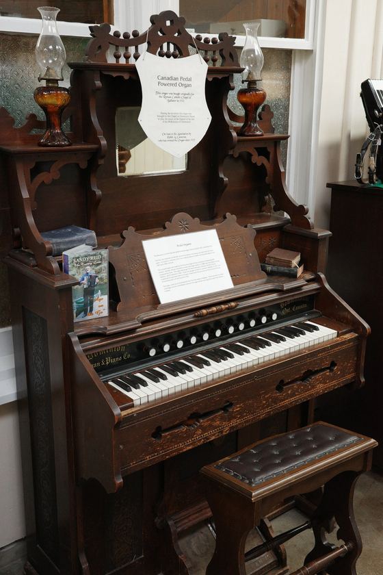 Alford Heritage Museum: Antique organ in period room