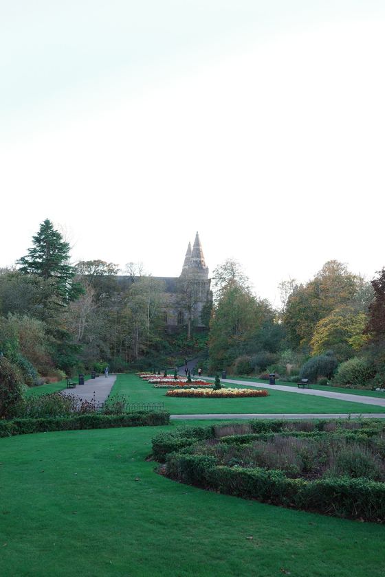 University of Aberdeen: Curving path through landscaped grounds