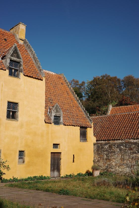 Culross: Ochre house beneath clear blue sky