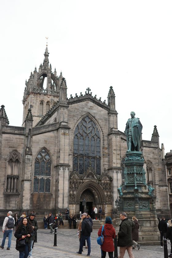 City: St Giles Cathedral and statue