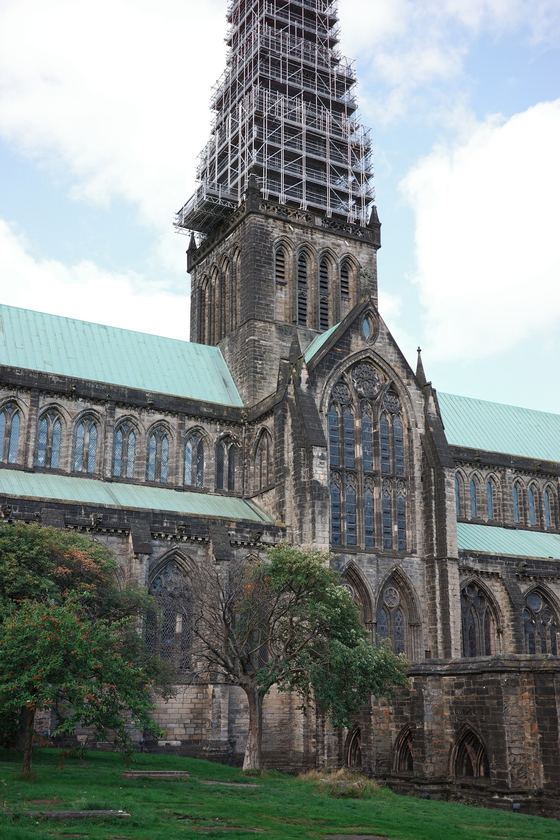 Glasgow Cathedral: Cathedral exterior beyond green lawn