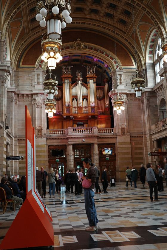 Kelvingrove: Grand hall and organ in symmetry