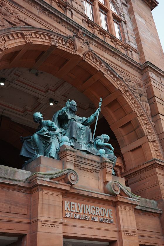 Kelvingrove: Sculpture above the museum entrance