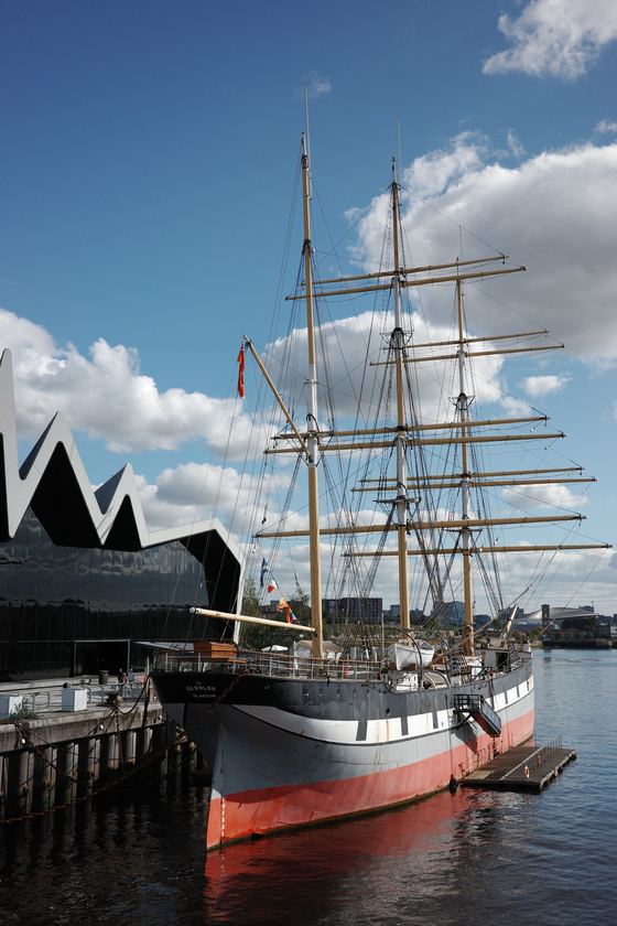 Riverside Museum: Tall ship beside the museum