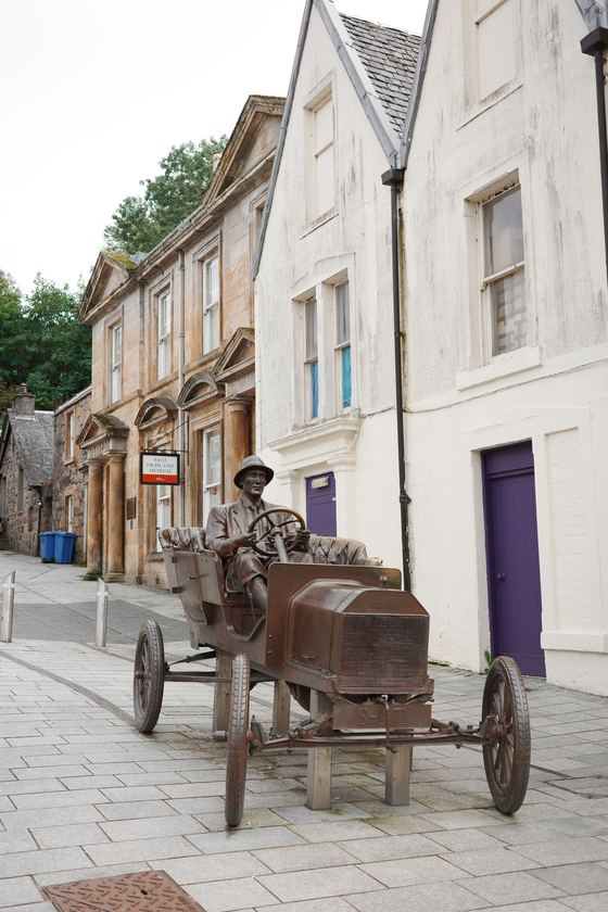 Fort William: Horse cart sculpture on town street