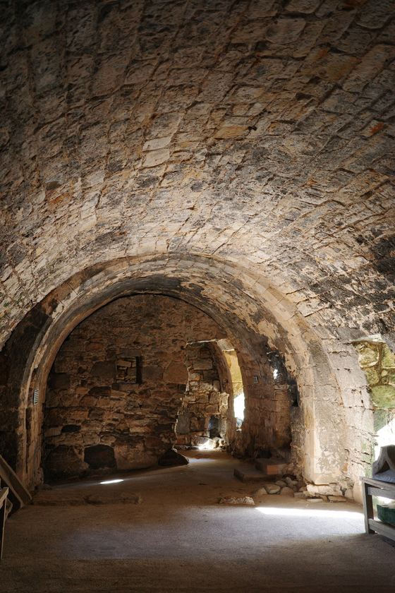 Inchcolm Island: Sunlit stone vaulted chamber