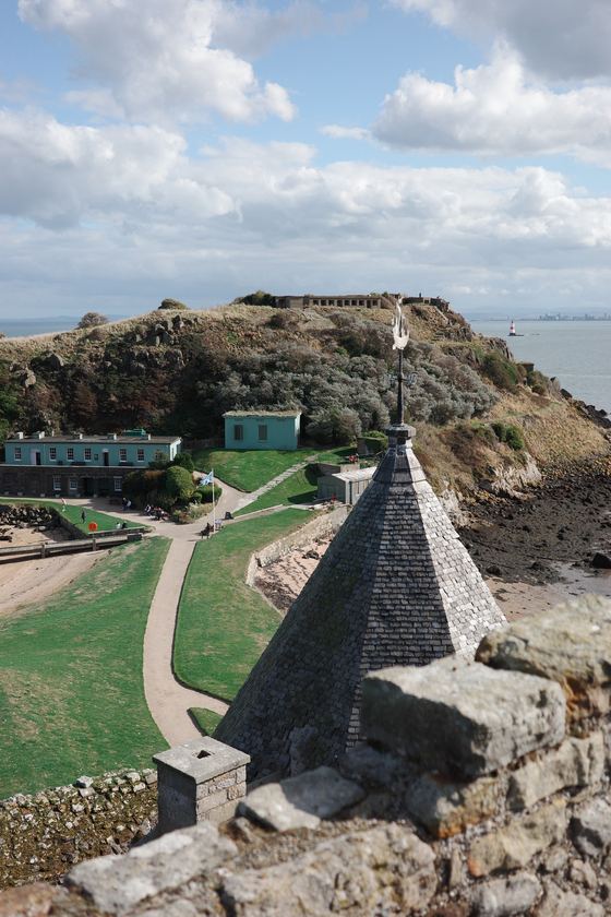 Inchcolm Island: Stone wall leading toward grassy hill