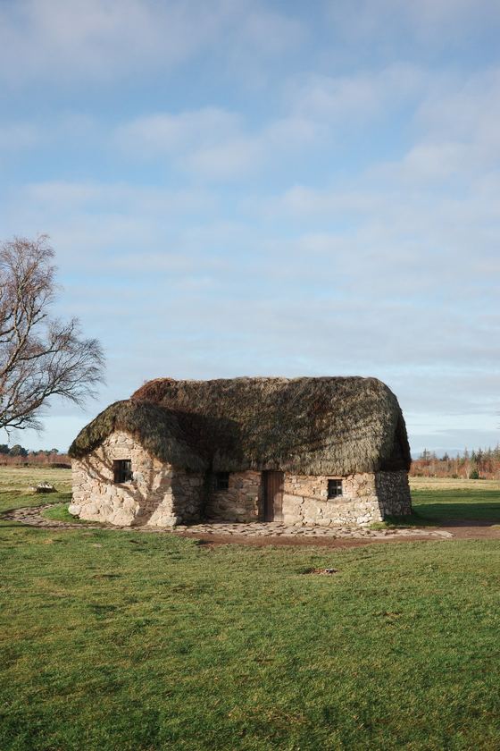 Culloden and Fort George: Stone shelter beneath open sky