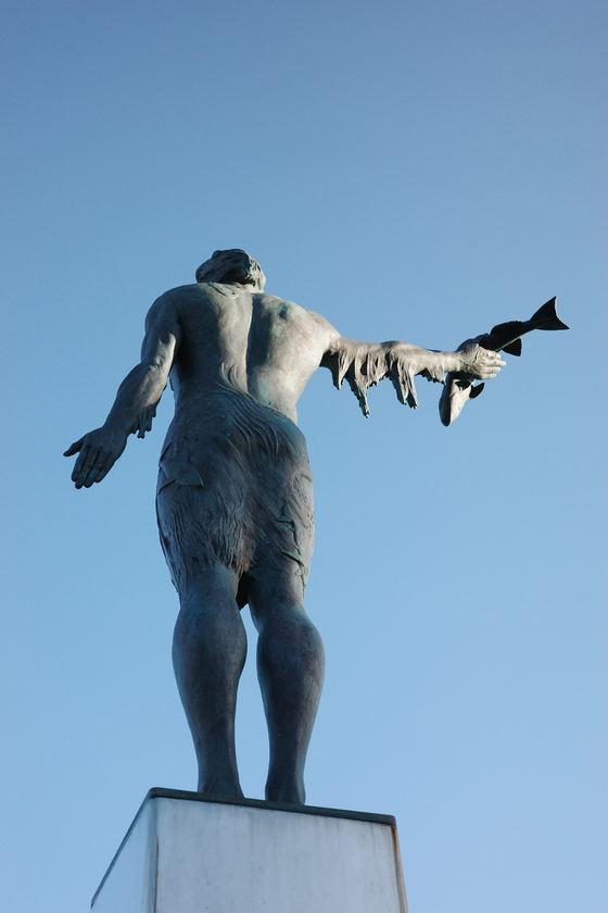 Wick: Statue and birds against blue sky