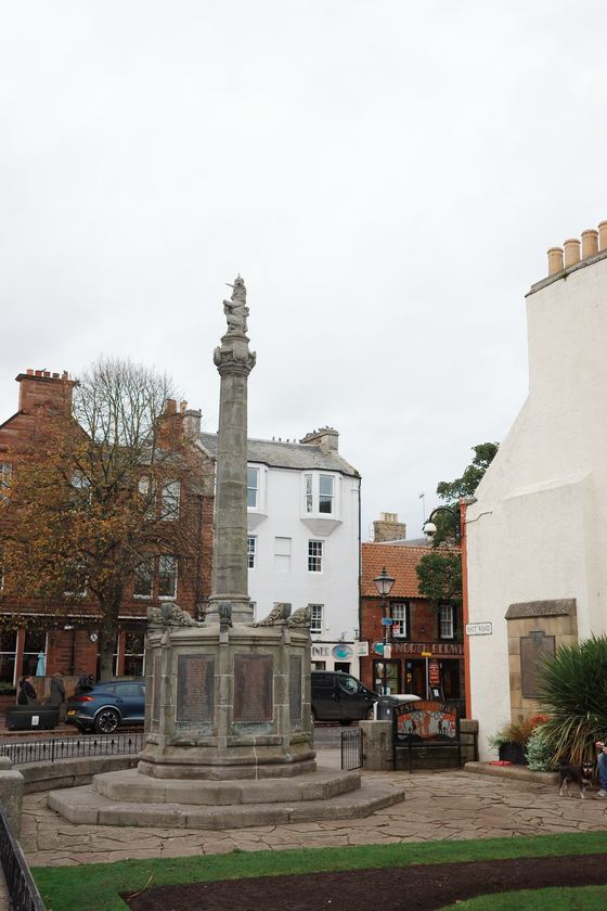 North Berwick: Stone monument in town square
