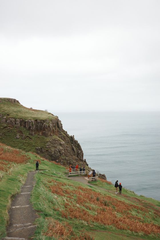 Creag an Fhèilidh: Cliff path with distant walkers