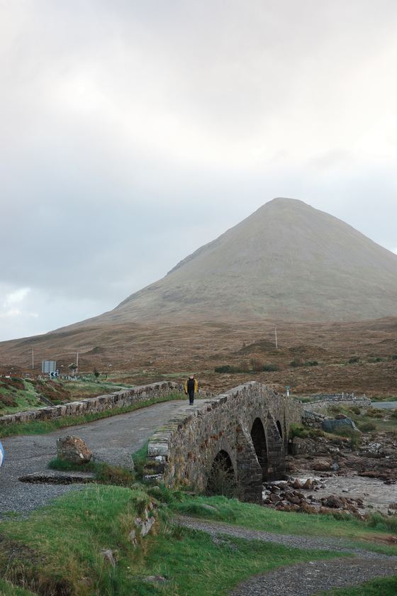 Sligachan: Stone bridge beneath pointed mountain