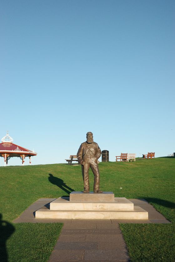 Old Course: Golfer statue against open green