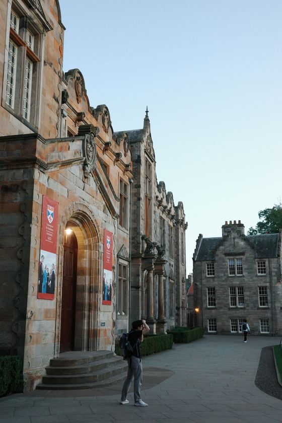 Uni: Ornate university frontage along the street