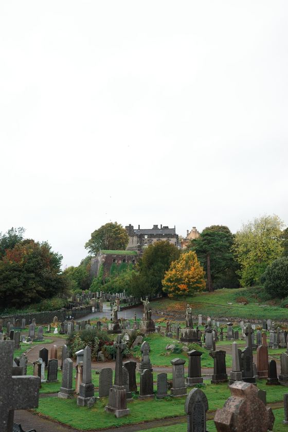 Stirling: Winding path through old cemetery